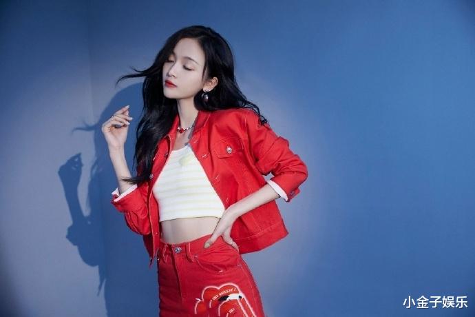 鲜艳红唇、红衣裙!吴宣仪带来时尚甜美写真