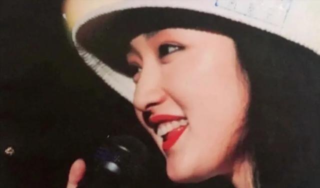 知名女星疑似怀孕，意外暴露孕肚，只是孩子的父亲至今是迷