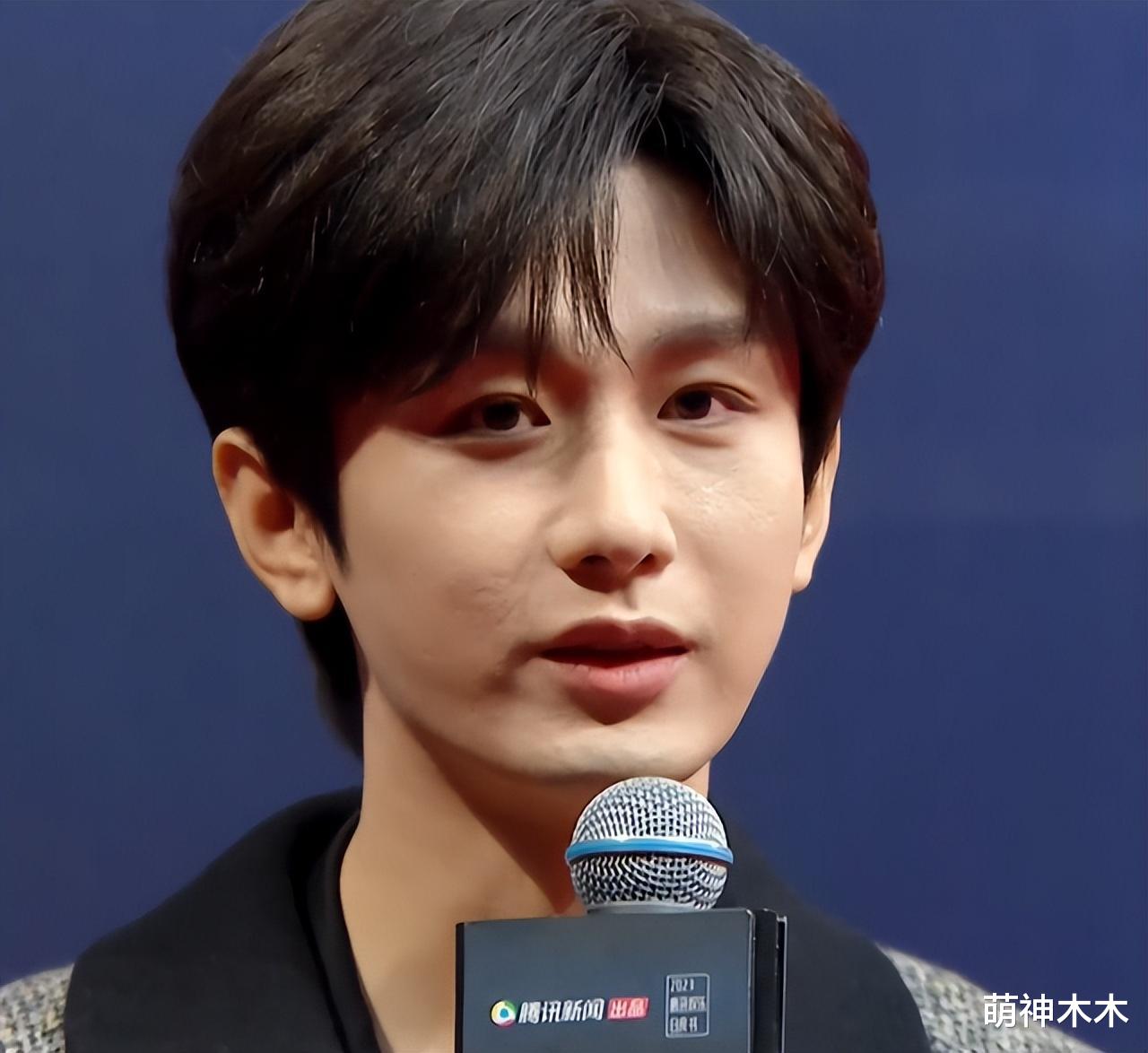 白皮书盛典镜头好真实:黄晓明发福,吴昕脸僵,魏大勋抬头纹抢镜