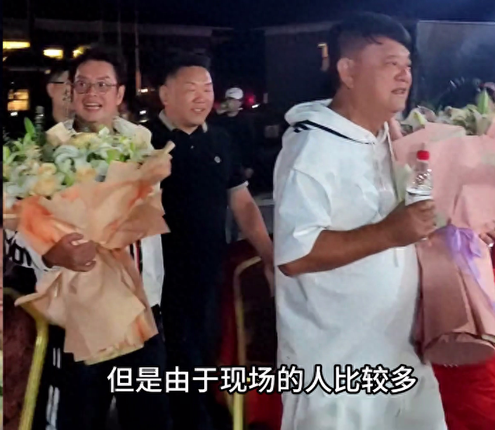 陈百祥为谭咏麟过生日,切蛋糕时,谭咏麟的一个动作令人感慨