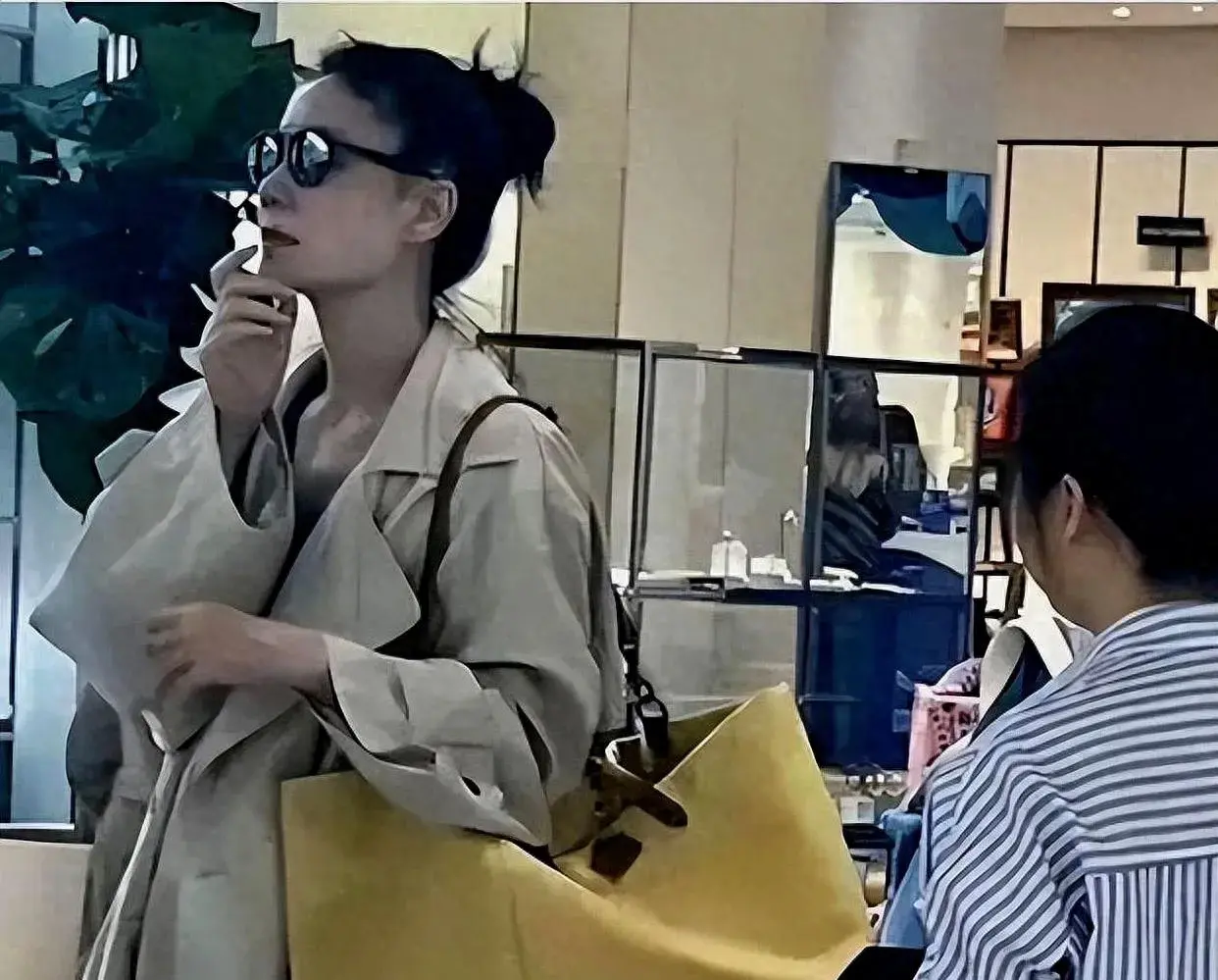 王菲李嫣国外扫货，时尚穿搭展现年轻活力，身后购物袋彰显豪气