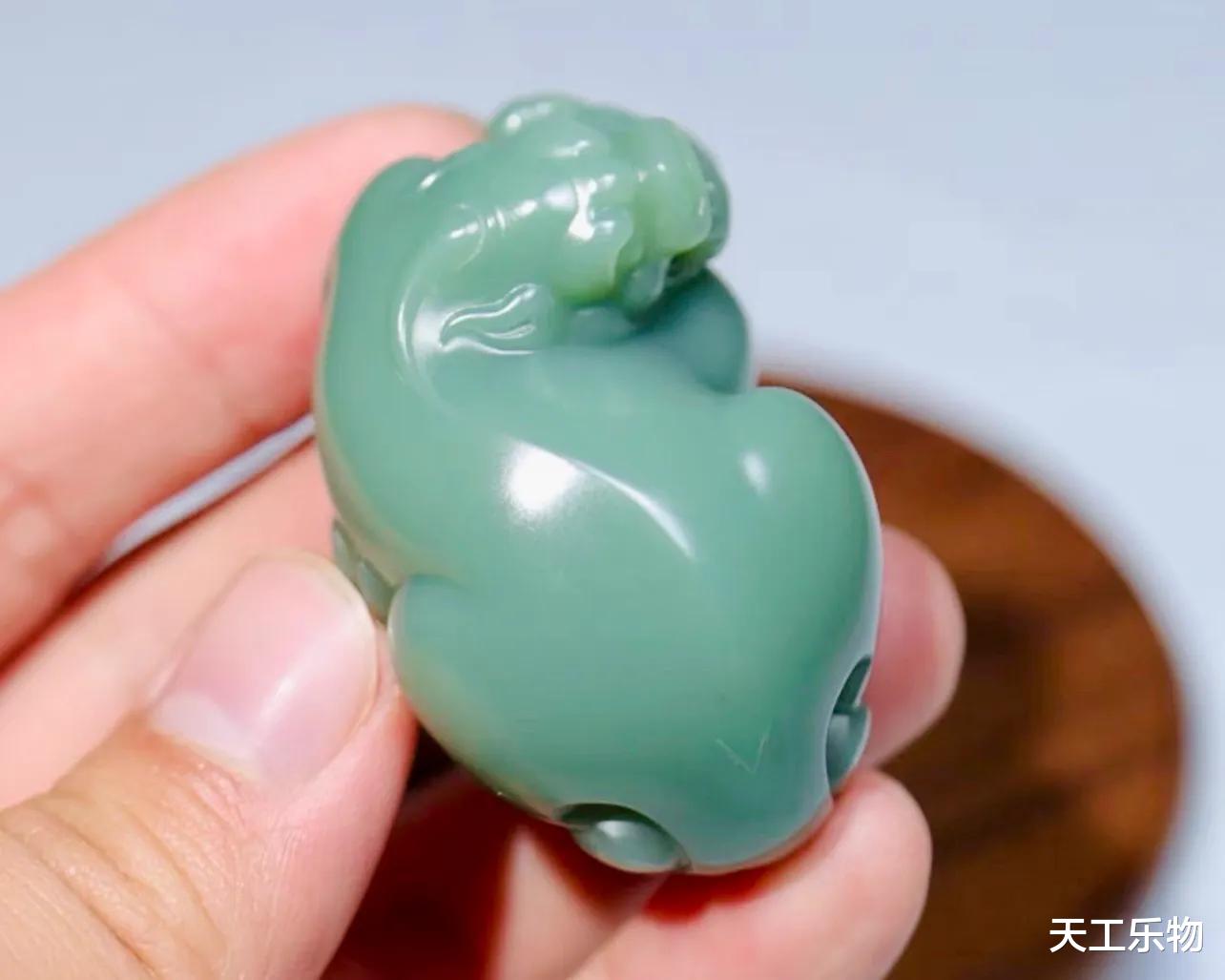 和田玉沙枣青巧雕“貔貅”!猜猜哪种沙枣青籽料最值钱?