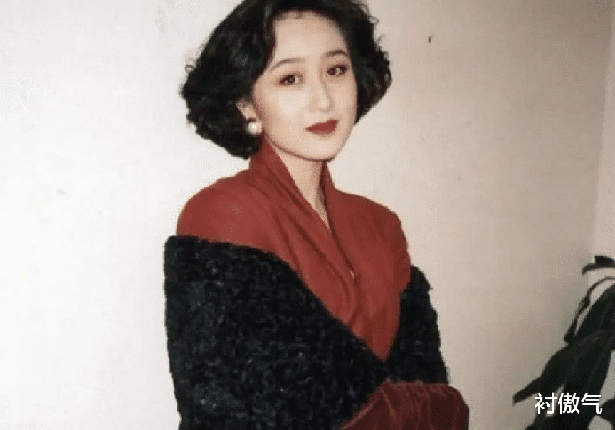 |61岁利智罕现身，头发稀疏双颊下垂似妇女，曾被誉为港圈第一美女