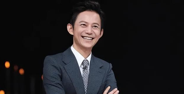何炅|丧母又丧父?何炅跨年夜泪流不止,观众却吐槽他戏精抢风头