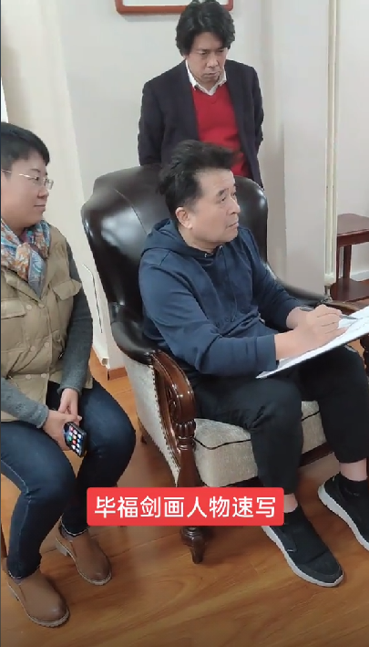 64岁毕福剑罕见现身,住北京13万一平豪宅,画室杂乱老年斑明显