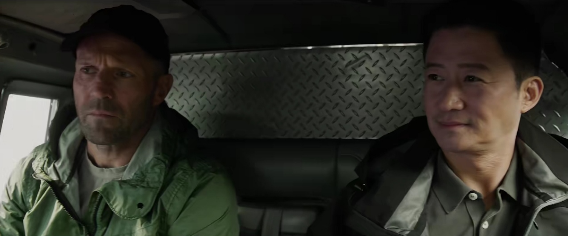 首日破1.4亿,看了《巨齿鲨2》,我欣喜:吴京火遍全球只是时间问题