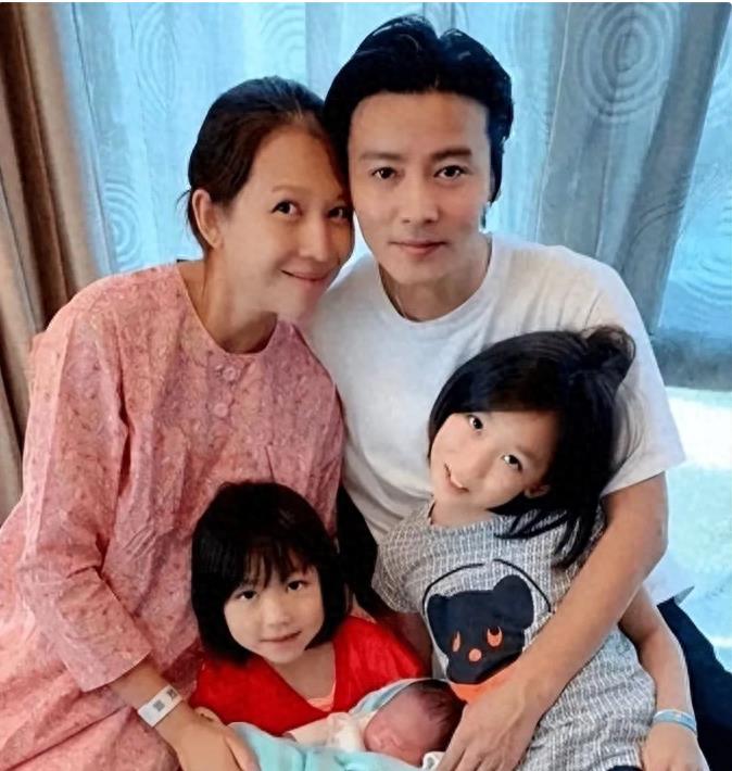 同样是43岁，当董洁和高圆圆同框，才知道中年女星瘦成排骨真丑！