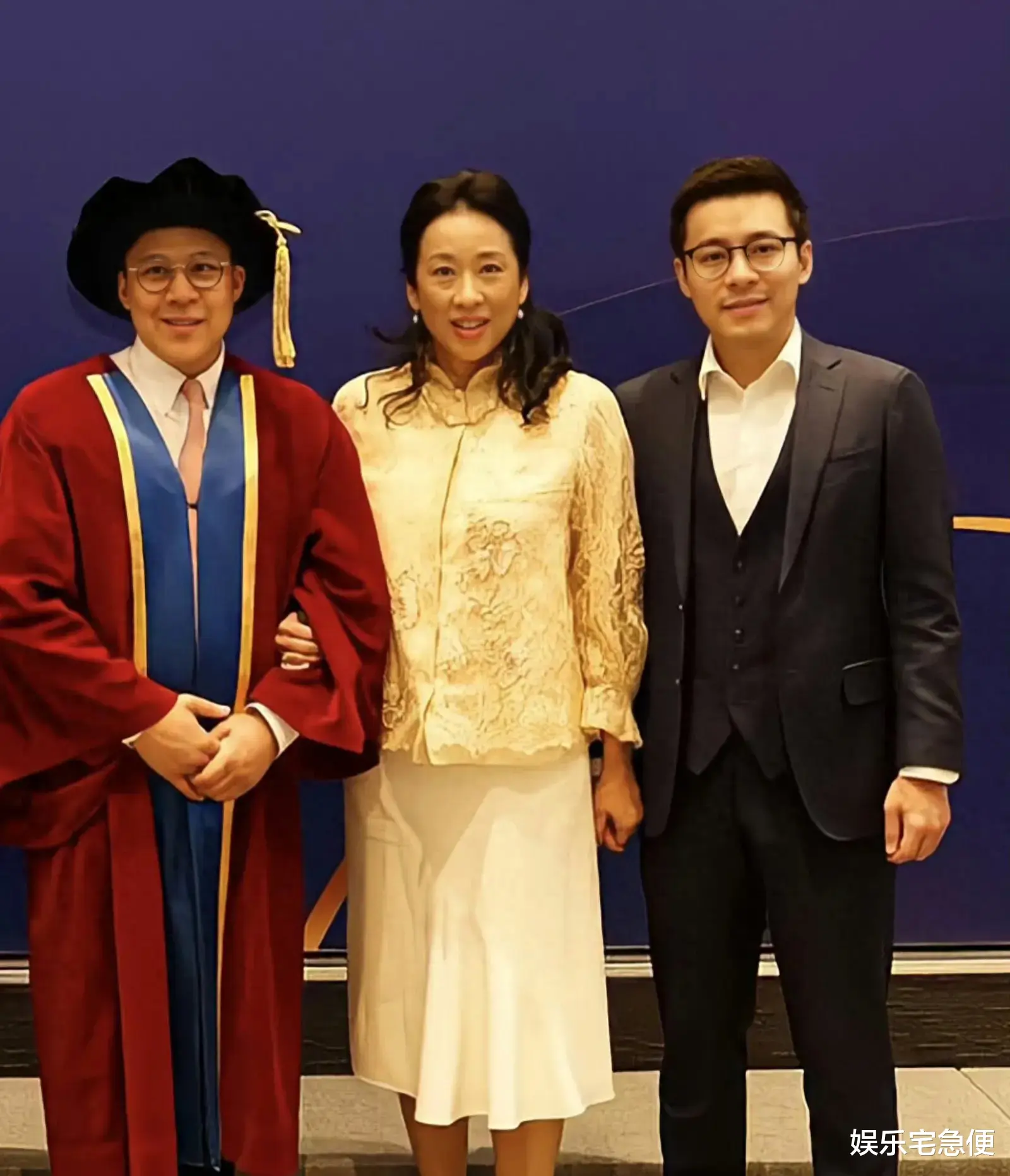 霍启刚获院士荣衔,霍震霆朱玲玲到场祝贺,一家五口11年后再同框