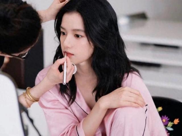 张婧仪平刘海造型引爆热议：时尚新潮流还是审美大冒险？