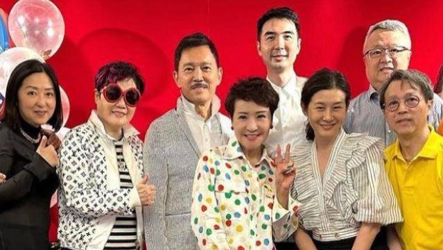 谢霆锋母亲狄波拉给丈夫庆生，动作活泼似少女，谢贤避嫌未到场