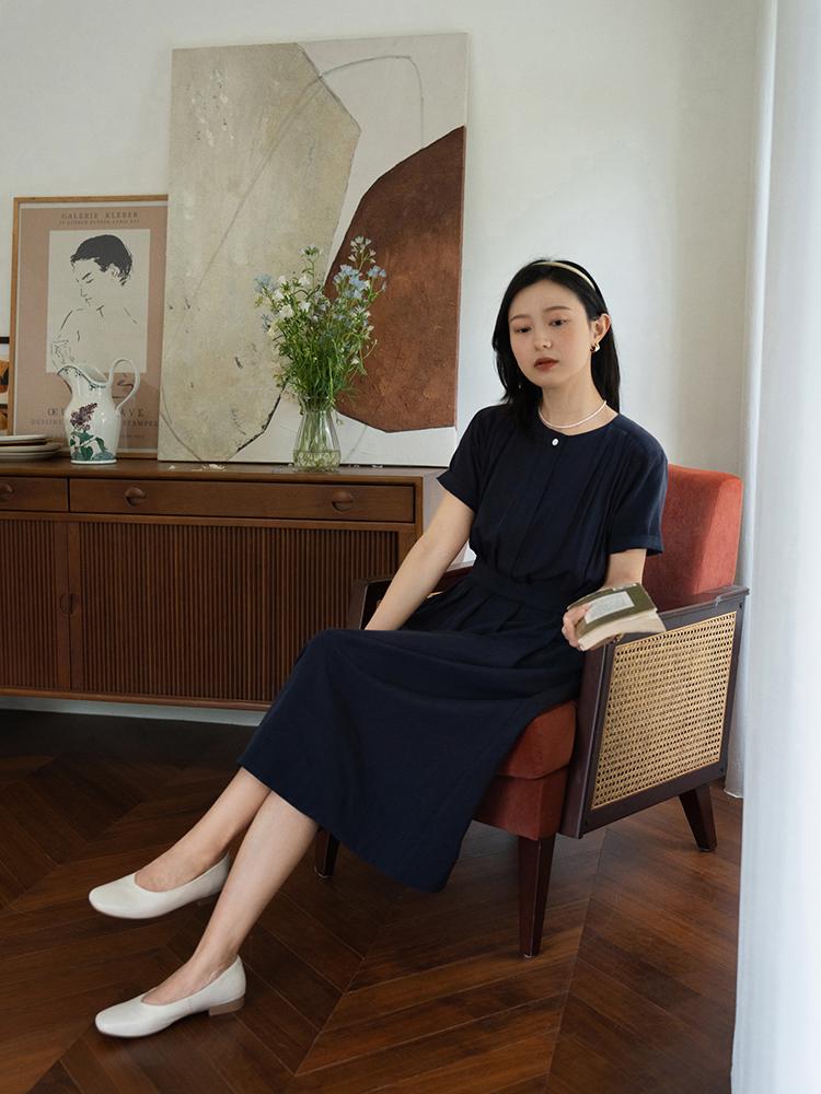 穿衣搭配|40岁的职场女性穿搭指南，短袖搭配直筒裤和半身裙就够，减龄洋气