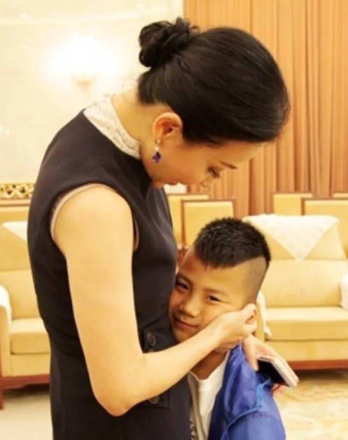 58岁刘嘉玲与胡军儿子再合照!男方身高超180cm,两人曾亲吻多次