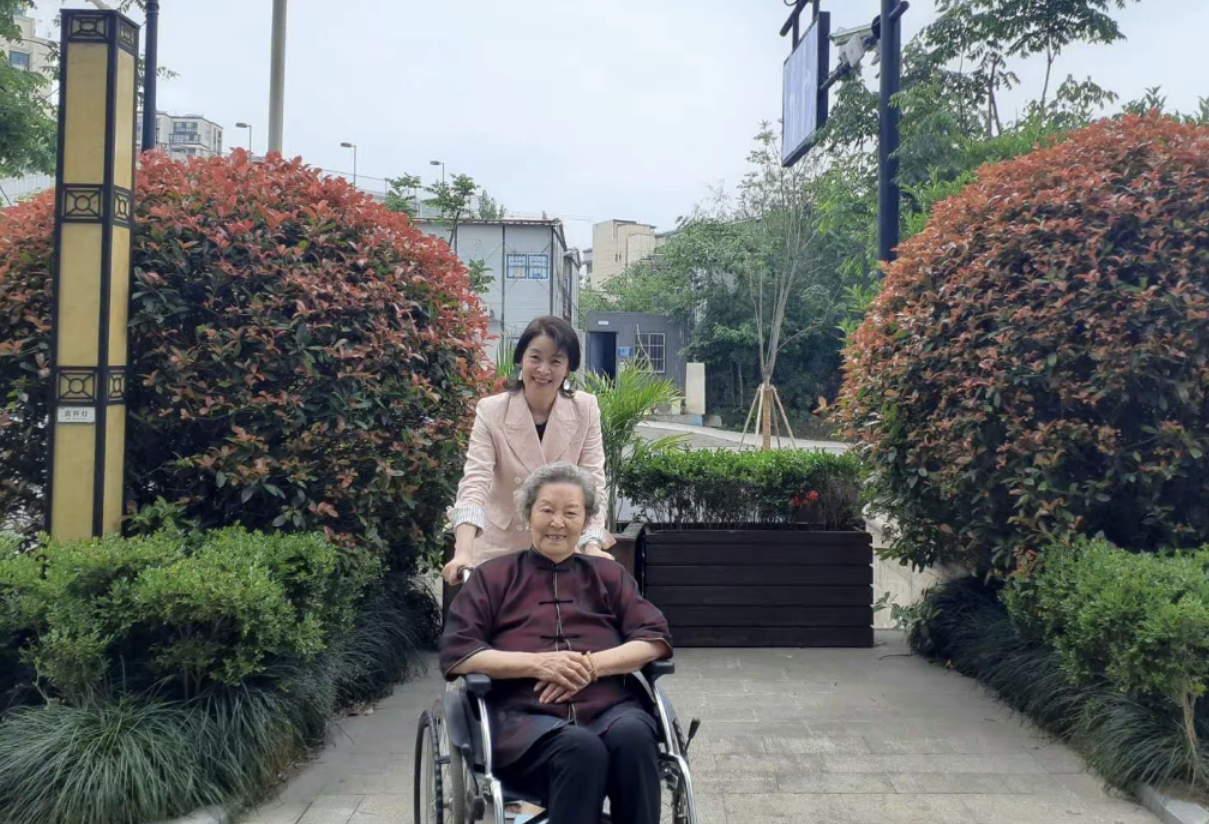 顾艳|演员顾艳回国与母亲团聚,周贤珍坐轮椅出镜,母女挽手画面温馨