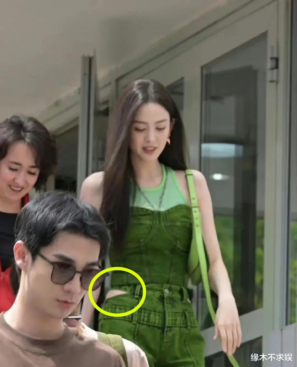 |古力娜扎回母校,再穿“辣裤”勒出赘肉,乱闻食物被老板嫌弃!