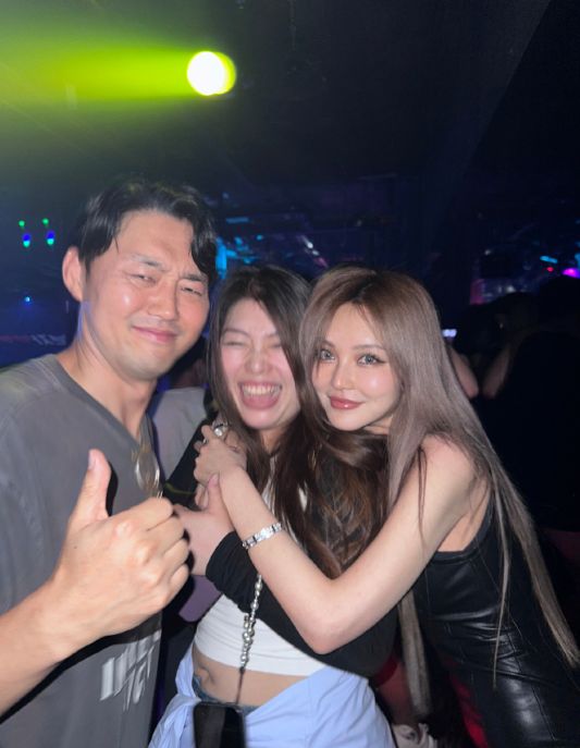 仁川机场偶遇周扬青,一双拖鞋超3000元,站着吃东西接地气