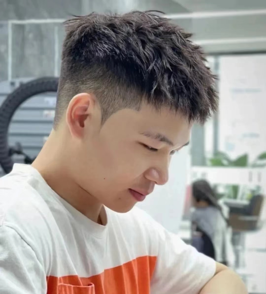 头顶稀疏男生的福音：烫发新招，轻松打造浓密感！