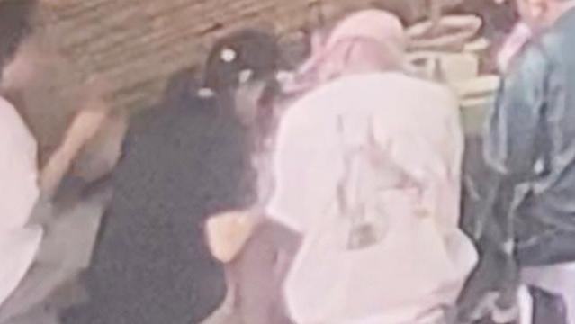 关晓彤她超爱！鹿晗巡演几乎每站都在，还穿情侣装在重庆路边吃面