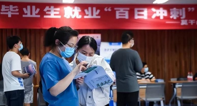 本科生|本科生还没毕业就签约大厂，看似一时风光无限，实则是绝望的开端