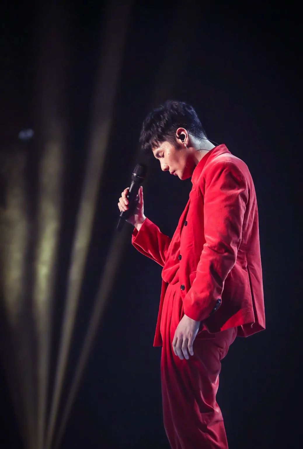 李荣浩|一夜之间跌落神坛，名利的回旋镖，终于扎在李荣浩身上