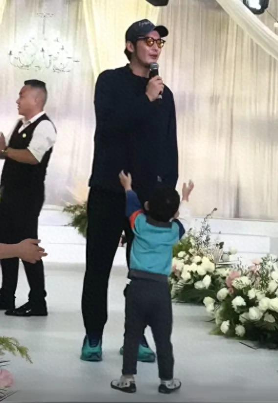 金世佳二胎儿子首曝光!参加婚礼活泼求抱抱,颜值爆表震惊网友