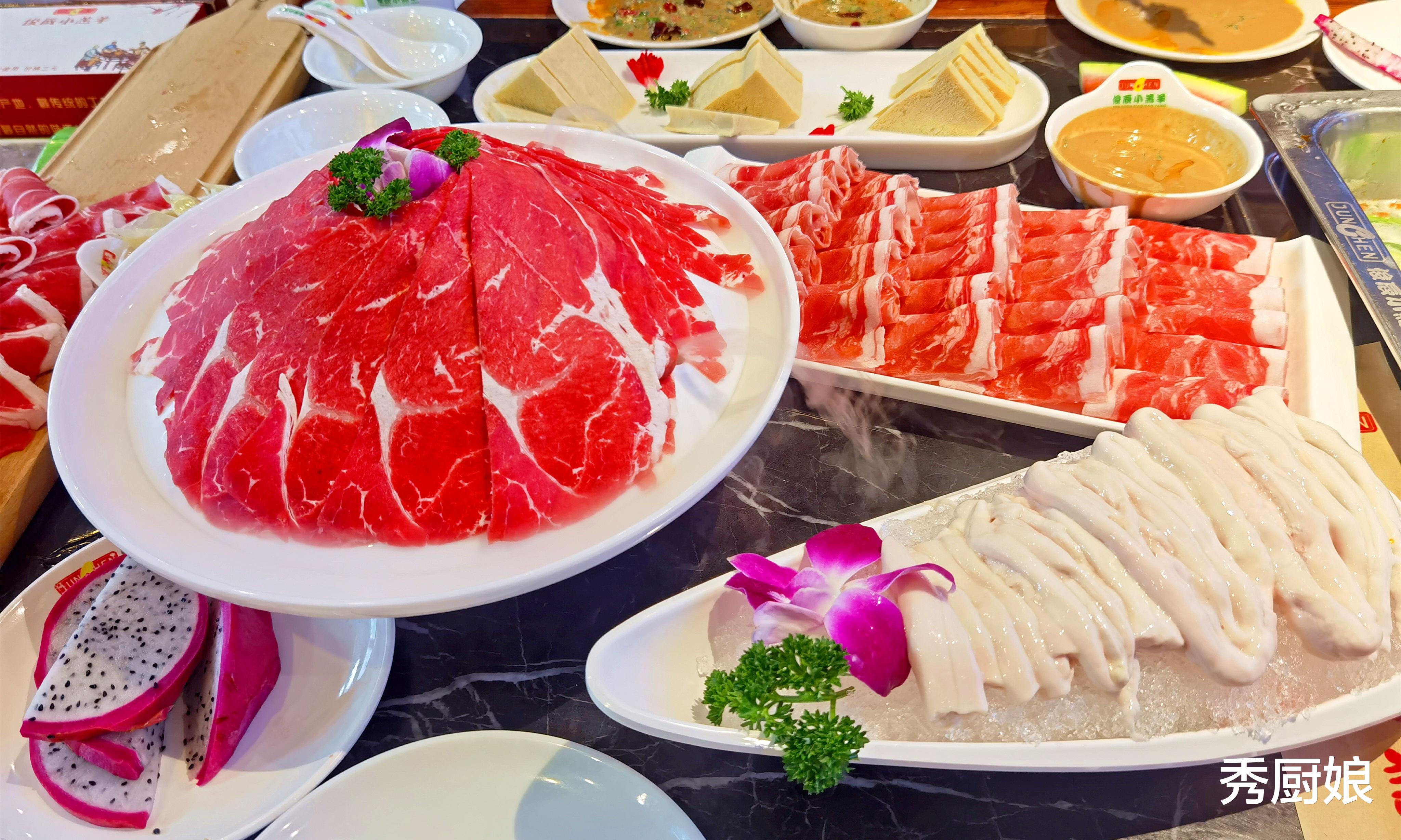 火锅|吃火锅时，为啥盘子里都会垫上片生菜？店老板：懂的都是内行人！