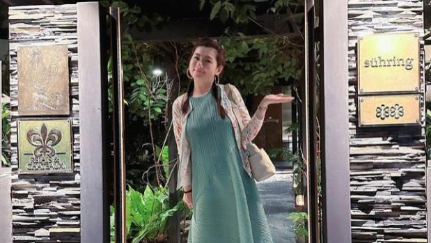 |任家萱挺孕肚游泰国，巧遮大肚不似怀孕，公开烧伤疤痕大展自信美