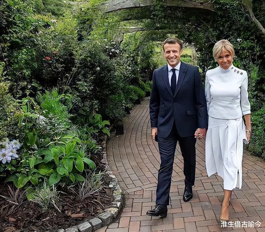 70岁布丽吉特潜水，身材像少女，46岁马克龙光着膀子握着她脚脖子