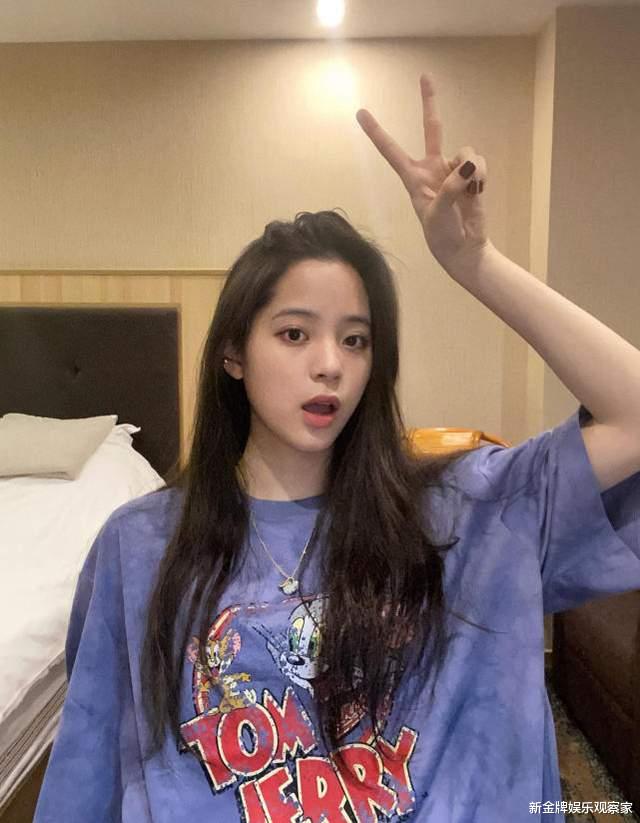 欧阳娜娜和姐妹一起接受采访，否认从小赚钱养家，妈妈才是主心骨