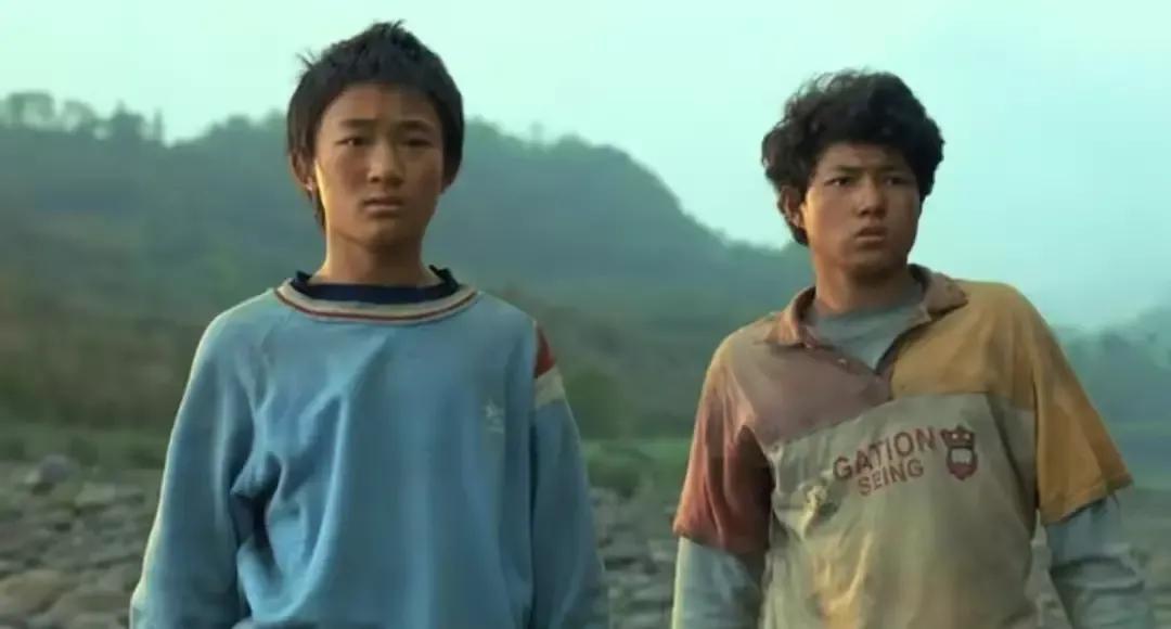 看看八角笼中“衣衫不整”的女人,国产剧别再用“假穷人”冒充了