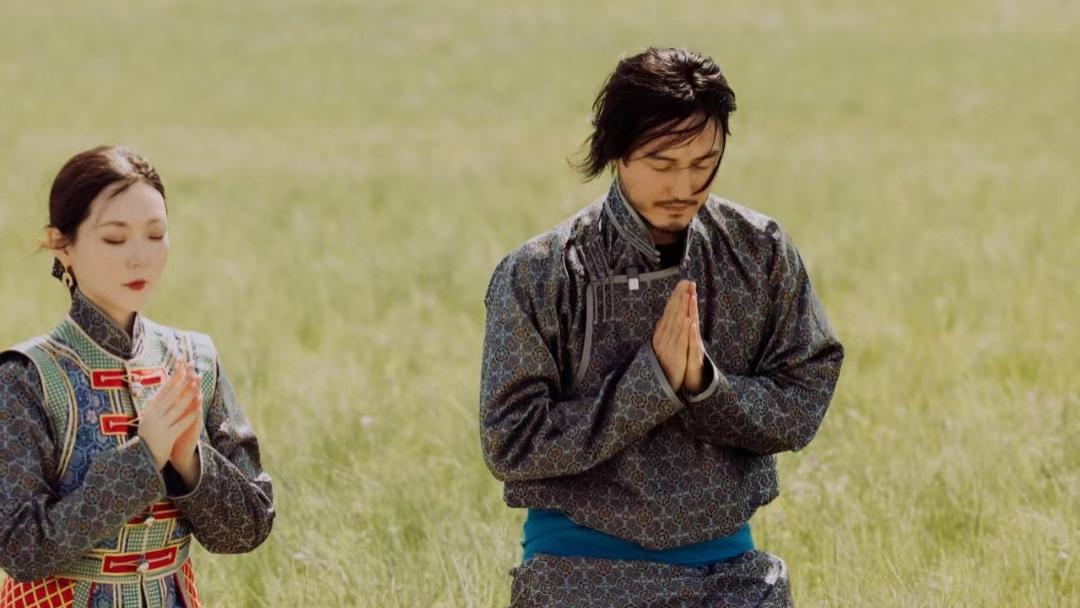 吉祥三宝女儿婚后首出镜，和新婚老公祭拜爸爸，韩国老公一脸真诚