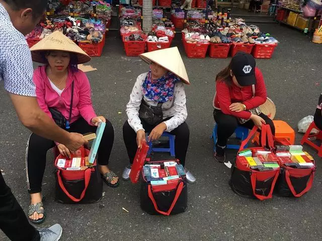 越南|越南美女在中越边境摆摊，售卖的东西，让中国男性难以接受