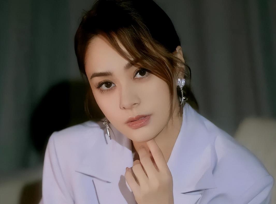 大瓜!曝阿娇与女网红恋爱,二人街头接吻感情甜蜜,秦奋成过去式