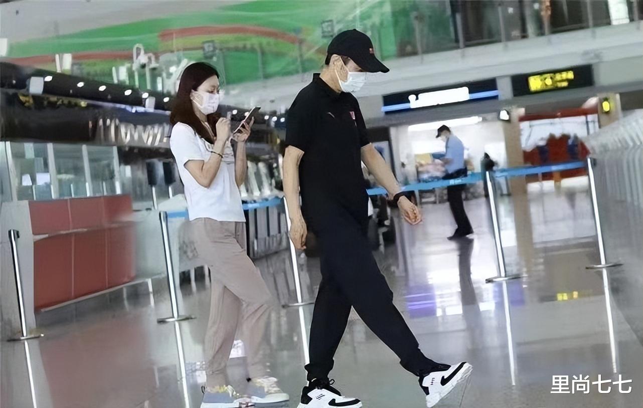 穿衣搭配|张艺谋夫妇同行全程无交流,夫妻二人运动风穿搭减龄,像退休干部