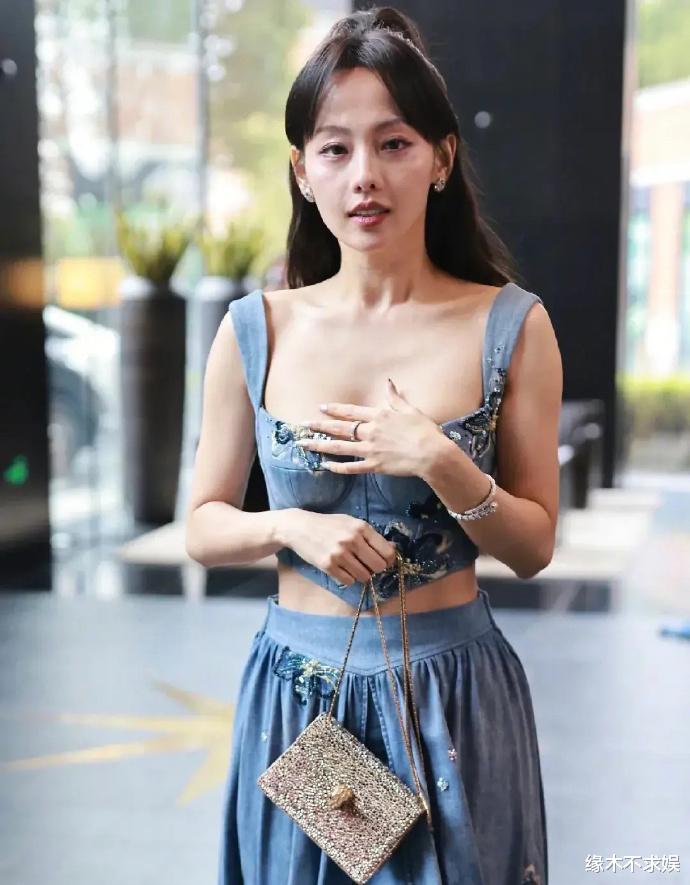 刘亦菲|宝格丽后台：刘亦菲反客为主，张嘉倪生图被嘲，全程被冷落好辛酸