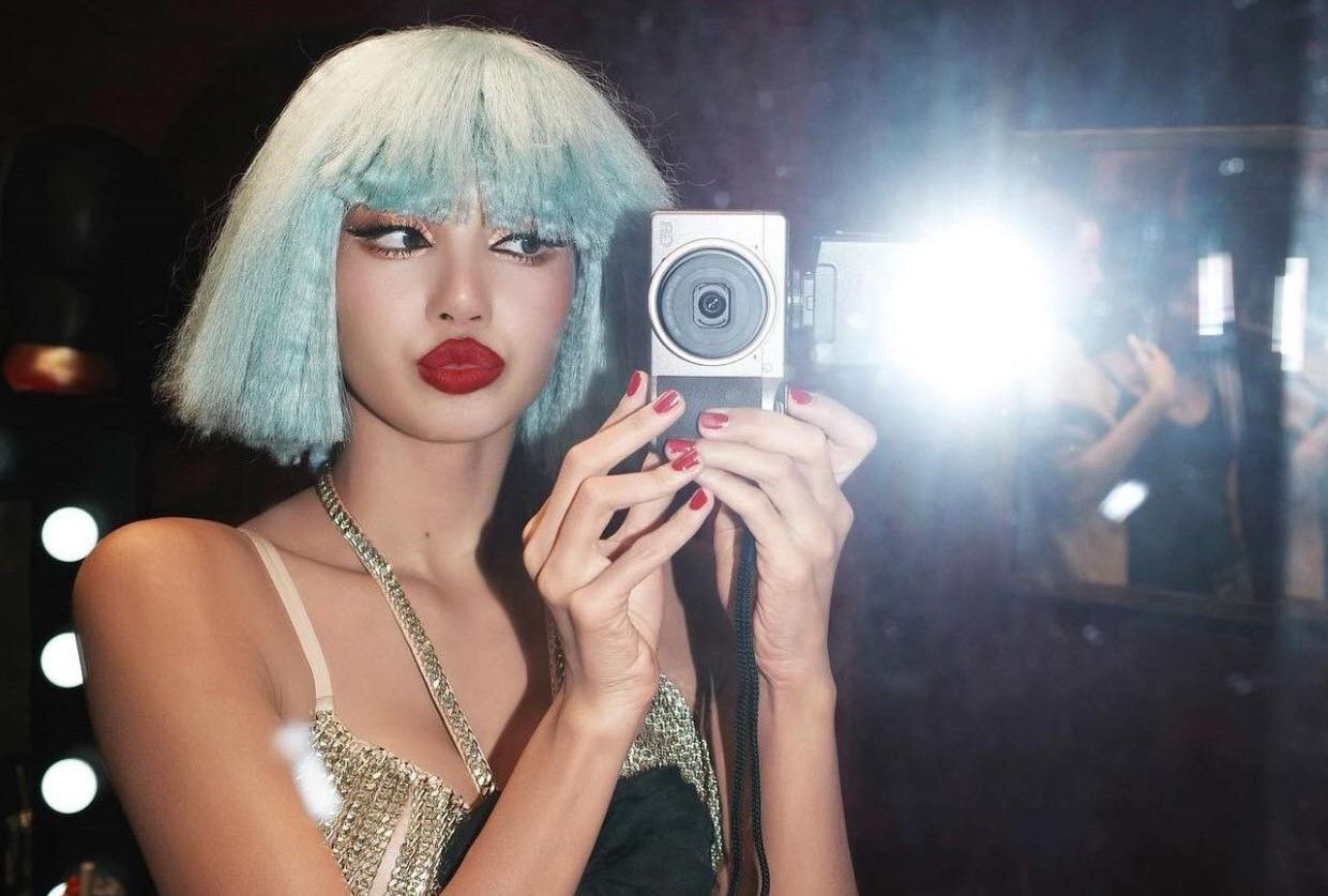 Lisa处境艰难疑被孤立,拍新广告条件简陋,外婆罕见露面满脸忧愁