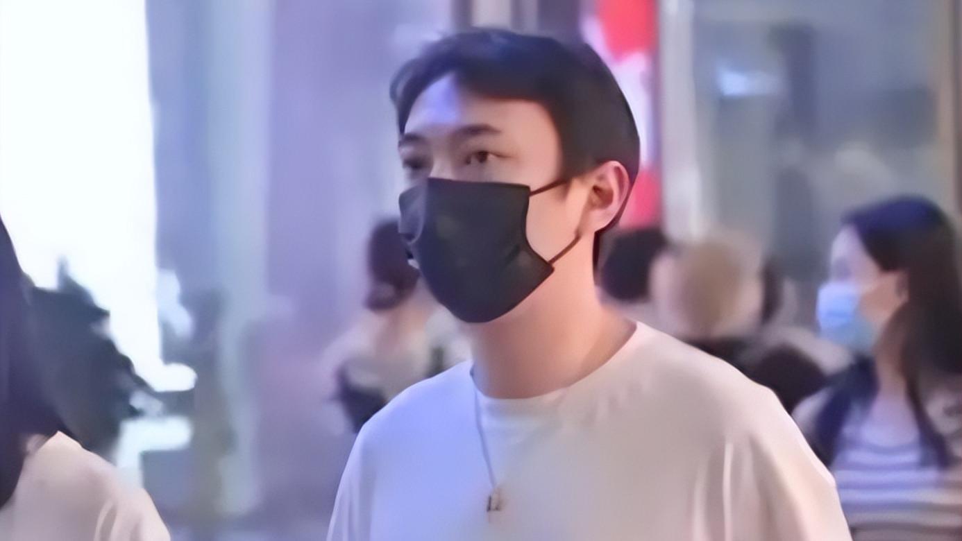 王思聪|王思聪现身成都太古里，穿白色T恤与眼镜妹逛街，网友：换口味了