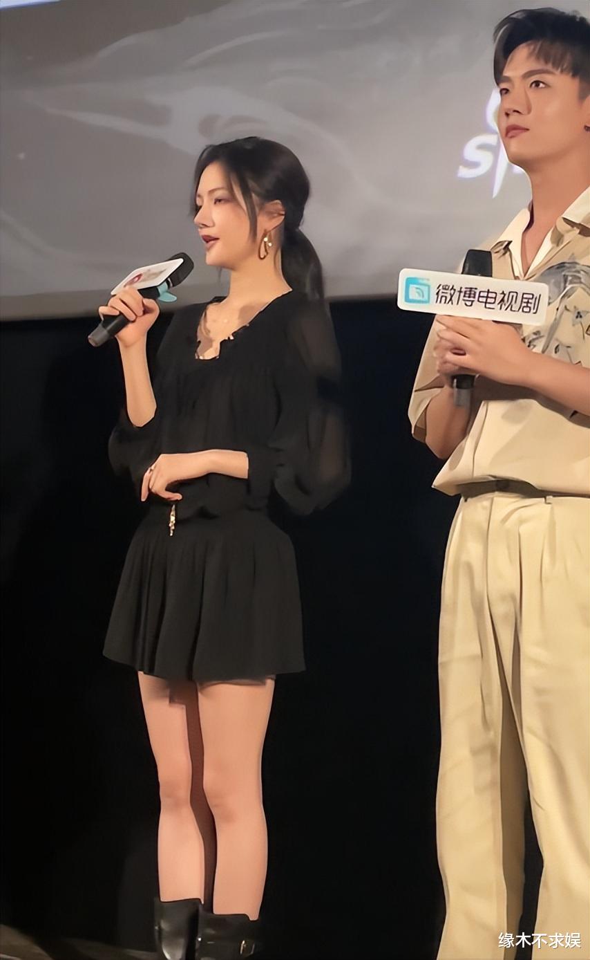 任敏现身发布会,生图被指撞脸毛阿敏,腮帮大、颈纹重,全靠P!