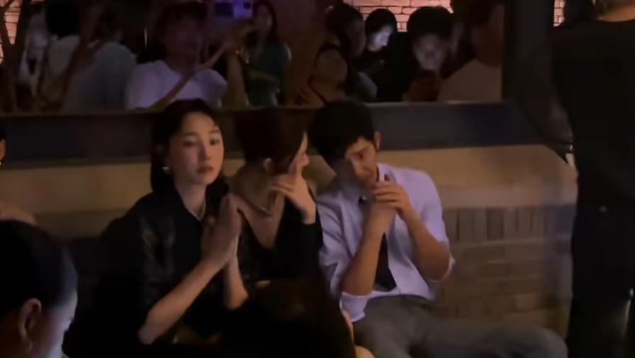 刘雯走秀井柏然全程拍摄，甜蜜热聊狂撒狗粮，网友：表演痕迹太重