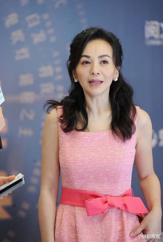 穿衣搭配 看了52岁的王琳才明白：穿衣简单，发不过肩，气质也出众