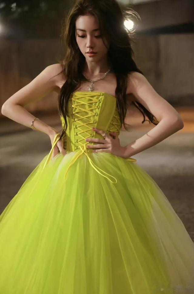 迪丽热巴|3月4日迪丽热巴黑西装造型气场全开，张天爱虞书欣抹胸裙性感迷人