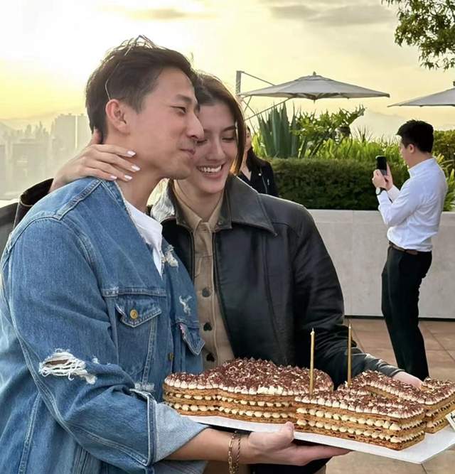 施伯雄|施伯雄对吴千语死心塌地，晒最新合照秀恩爱，百亿豪门为女方敞开