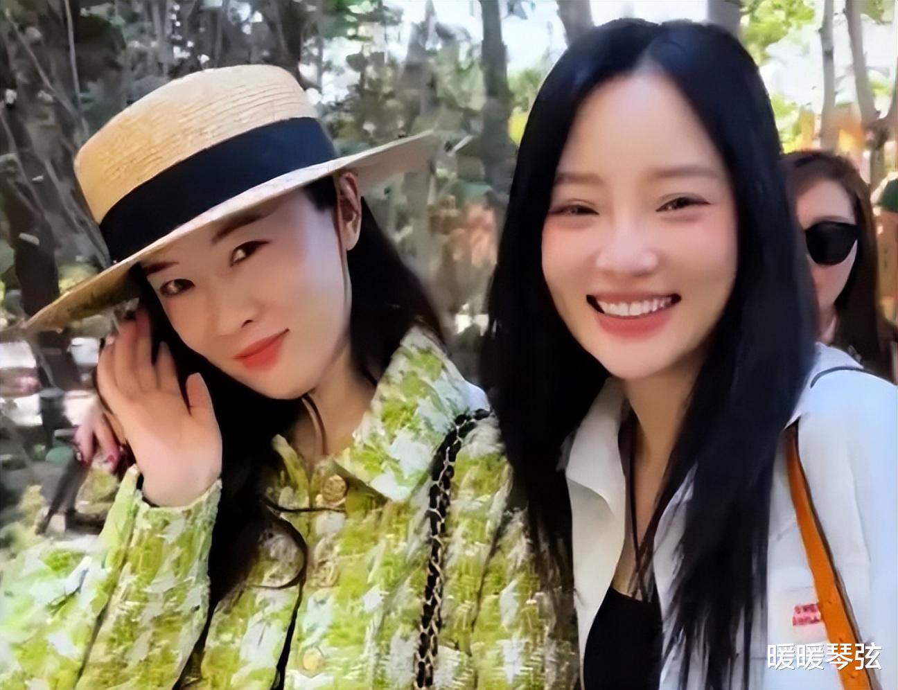 9岁嗯哼受伤腿骨折,妹妹坐在轮椅上出镜,笑容甜美长得像霍思燕