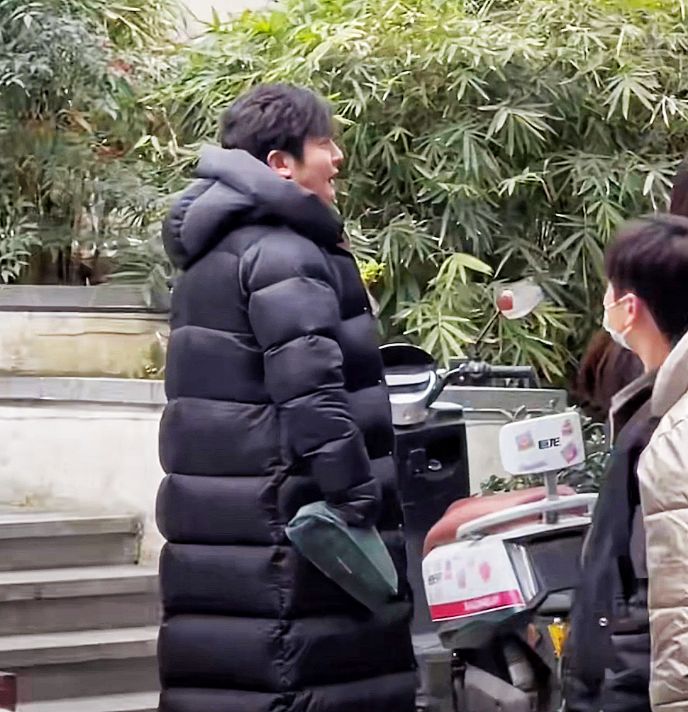 殷桃|苏州：演员殷桃现身小区拍戏，身材曼妙有女人味，“已年过四十”