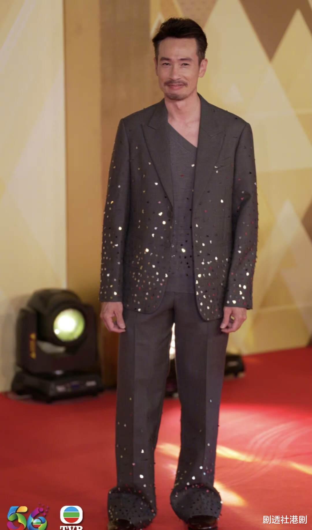 TVB小生亮相台庆活动,与男星亲密合照,亲证视后妻子回巢拍剧