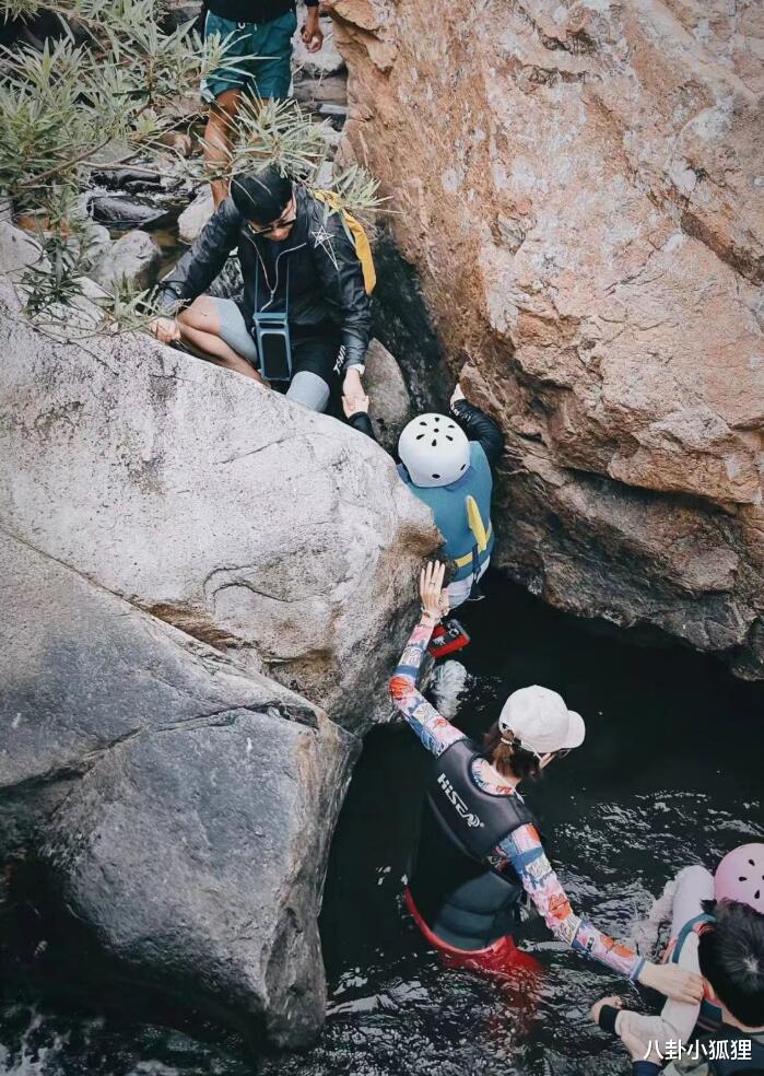 陈思诚佟丽娅一家三口户外探险,8岁朵朵正脸曝光,五官超像爸爸