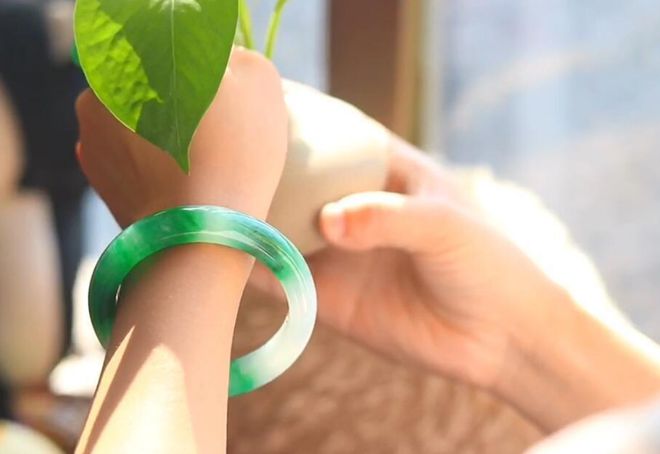 翡翠|冬天要怎么防止翡翠开裂失水?