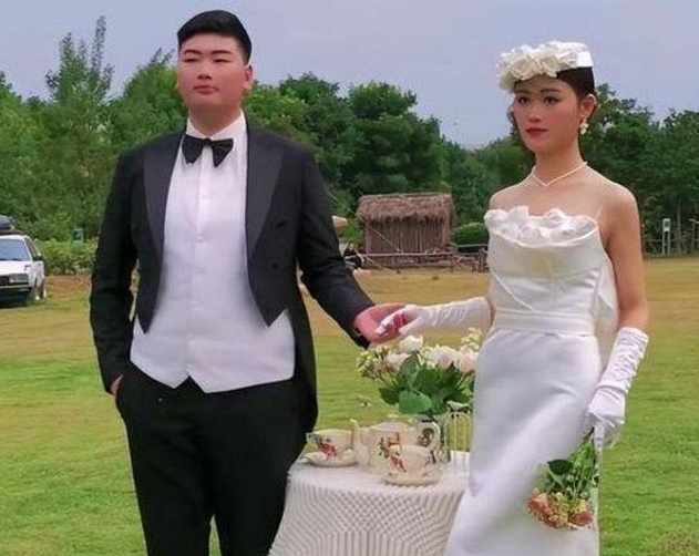 大衣哥儿子陪娇妻回家，拉满车礼物出手阔绰，减肥暴瘦直呼认不出