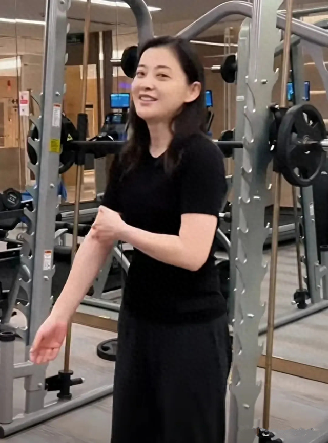 梅婷素颜前往健身房,毫无顾忌地披散着头发,不怕被认出来