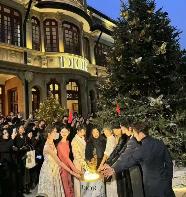 林允冯绍峰参加活动，女方眼神躲闪不敢看冯绍峰，网友直呼尴尬