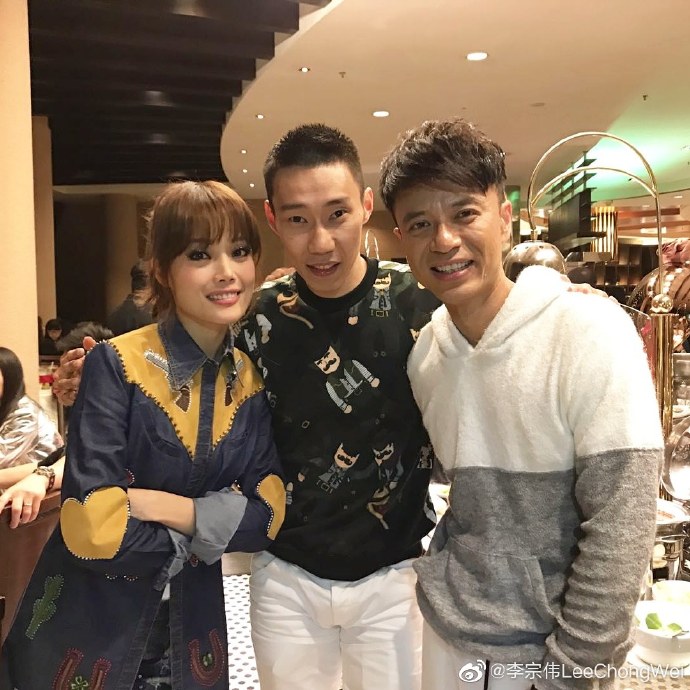 55岁李克勤现身老友母亲寿宴，头发乌黑精神似小伙，老婆罕见露面